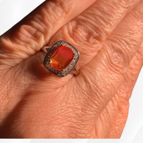 Beautiful Color Changing Stone with Halo  Fashion Ring  Size 7 - Picture 6 of 8